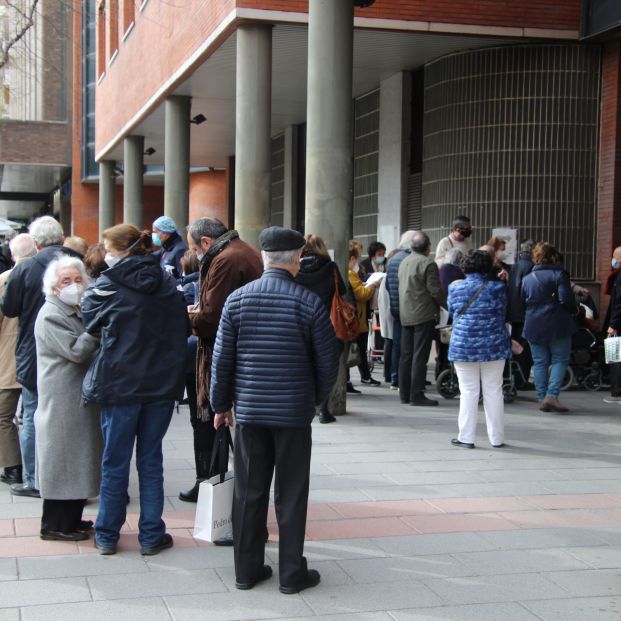 Colas de una hora de pie en el primer día de vacunación de los mayores de 80 años en Madrid