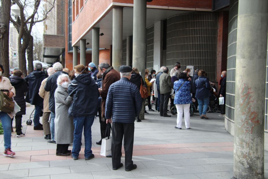 Colas de una hora de pie en el primer día de vacunación de los mayores de 80 años en Madrid