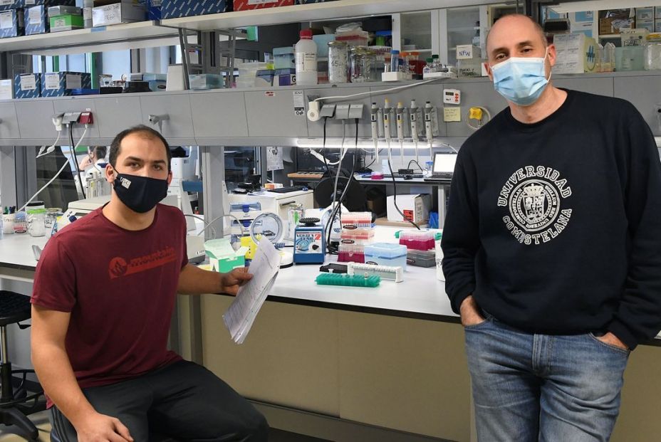  Jose Tubío (derecha) y Martín Santamarina en el laboratorio del CiMUS Jose Tubío (derecha) y Martín Santamarina en el laboratorio del CiMUS