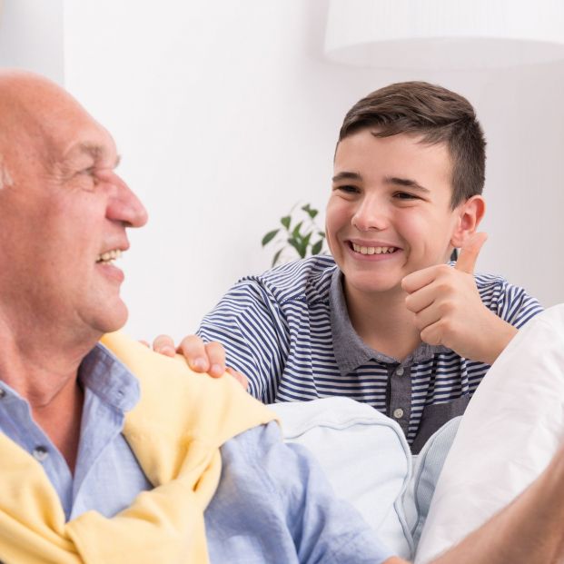 Abuelo jugando a videojuegos con su hijo y su nieto (bigstock)