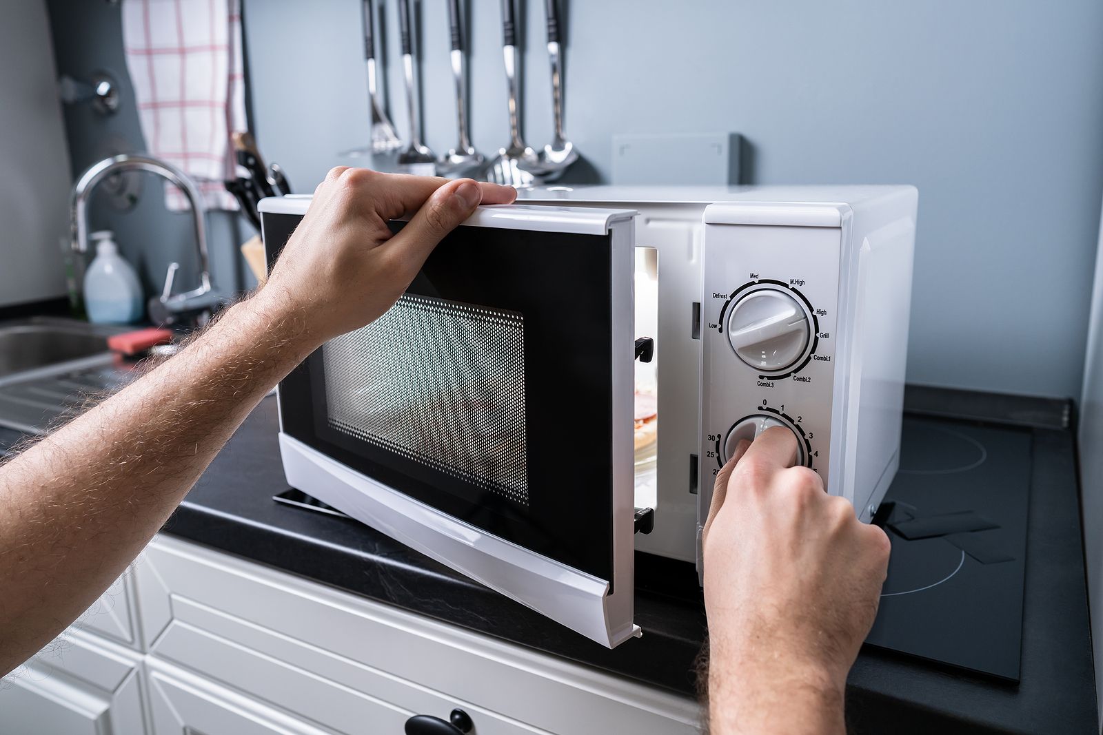 https://www.65ymas.com/uploads/s1/54/41/75/bigstock-young-man-preparing-food-in-mi-336428083.jpeg