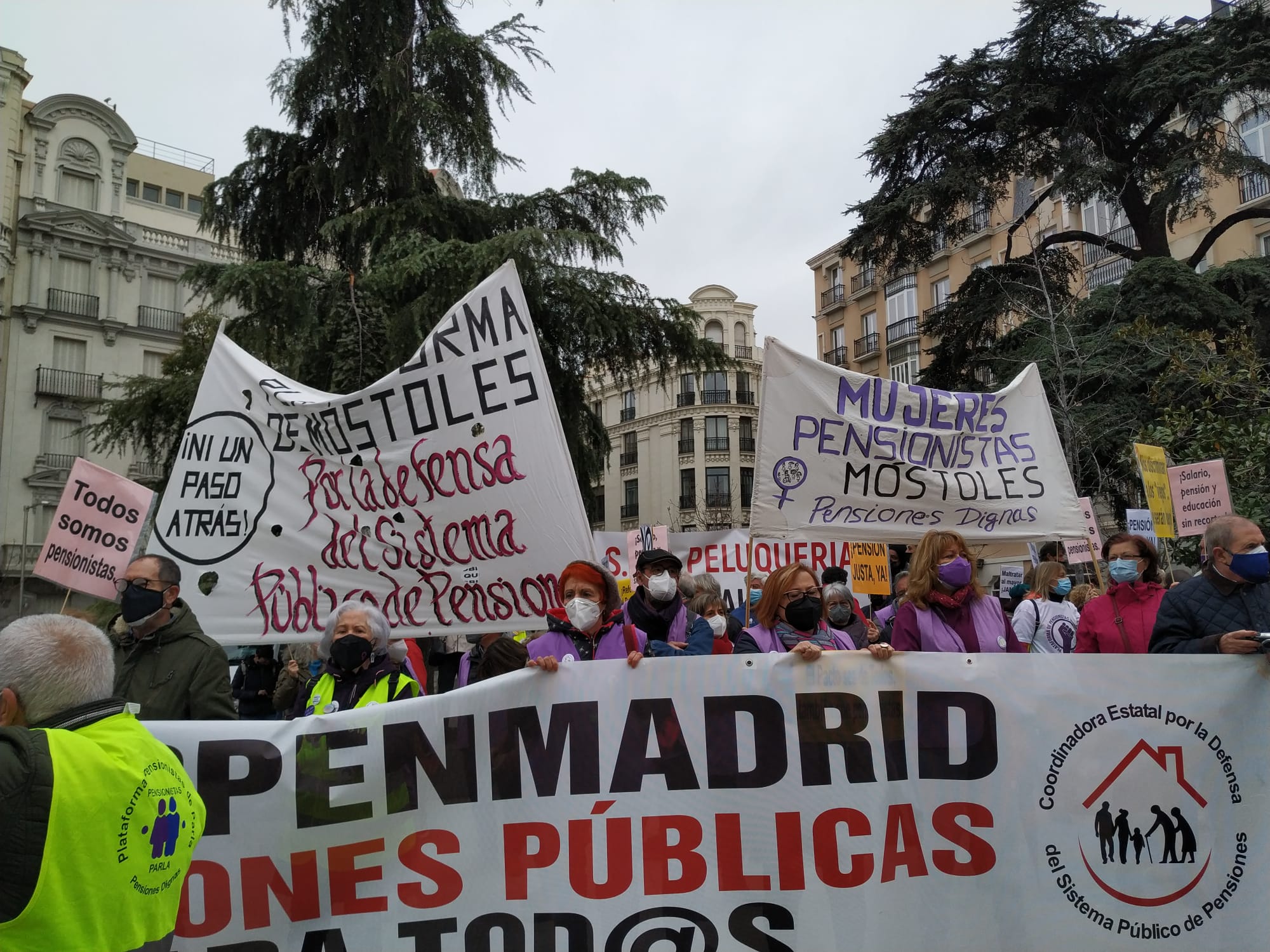 Pensionistas indignados queman la carta de Escrivá: "Han puesto a un lobo a cuidar de las ovejas"