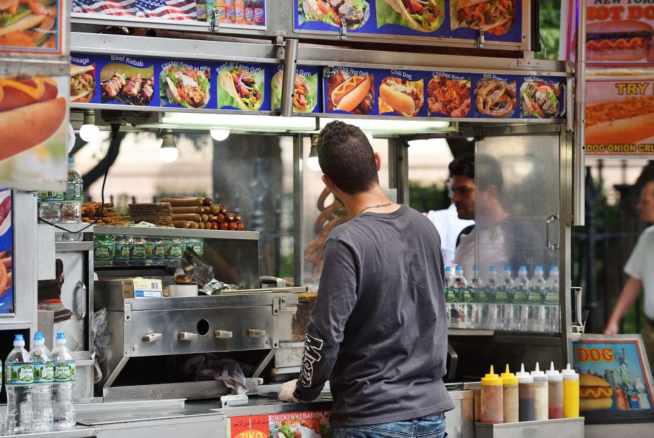 Los peligros de comer en la calle en los que nunca pensamos. Foto: Bigstock