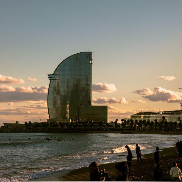 Playa de la Barceloneta al atardecer (Creative commons)