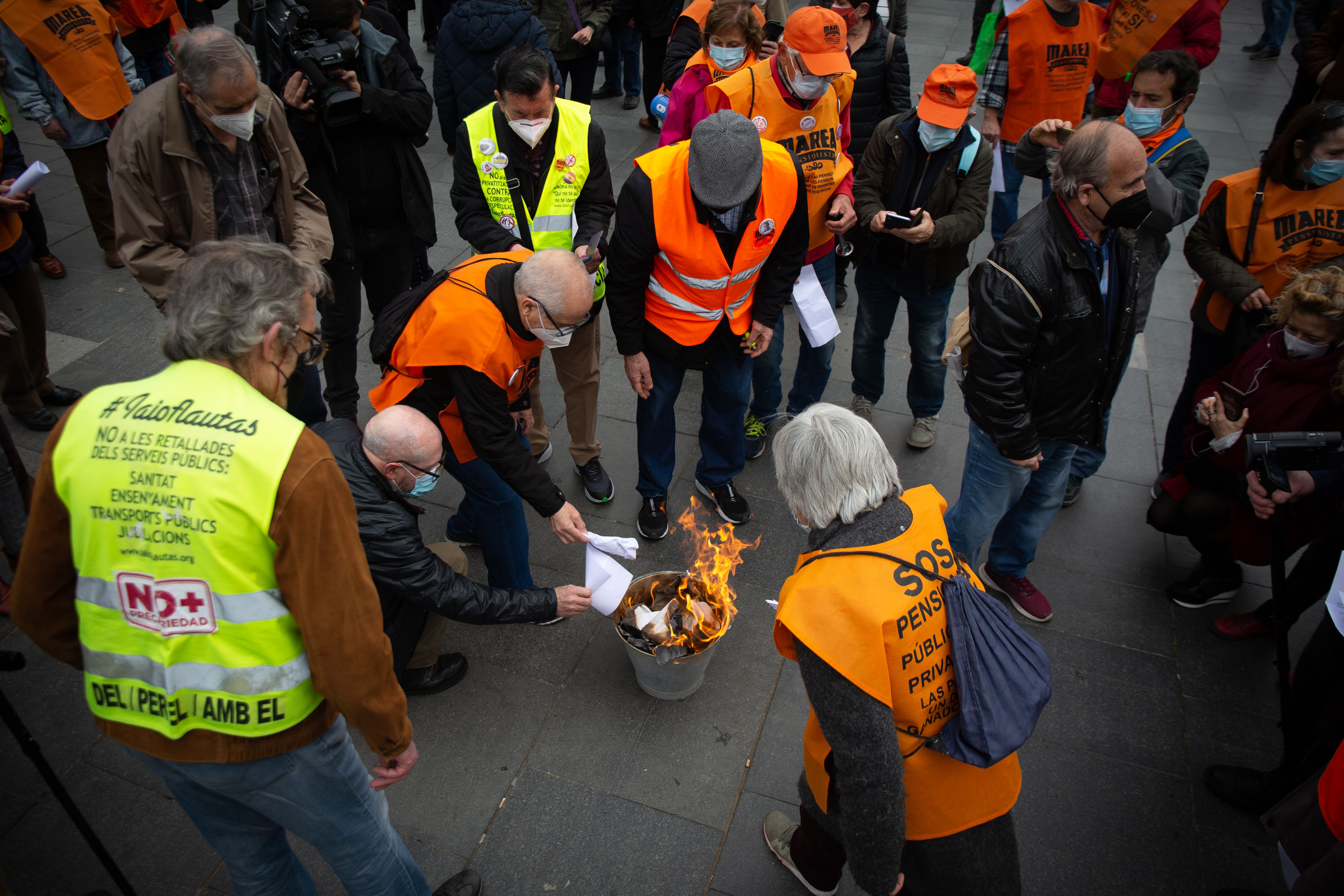 Pensionistas indignados queman la carta de Escrivá: "Han puesto a un lobo a cuidar de las ovejas"