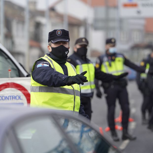 EuropaPress 3518418 varios agentes policia local realizando control movilidad salida santiago