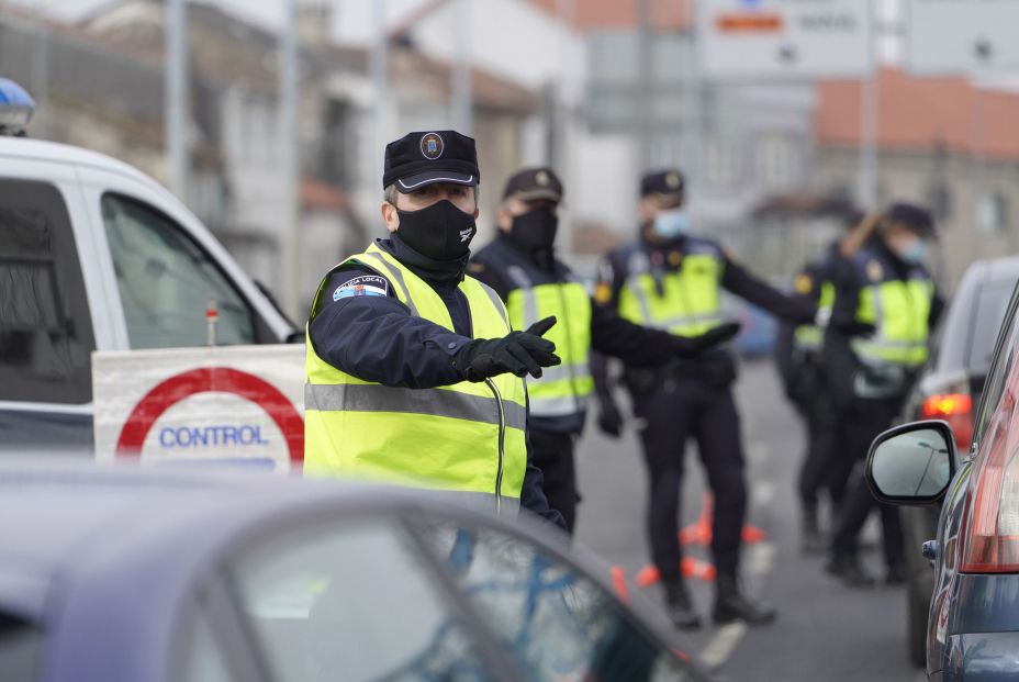 EuropaPress 3518418 varios agentes policia local realizando control movilidad salida santiago