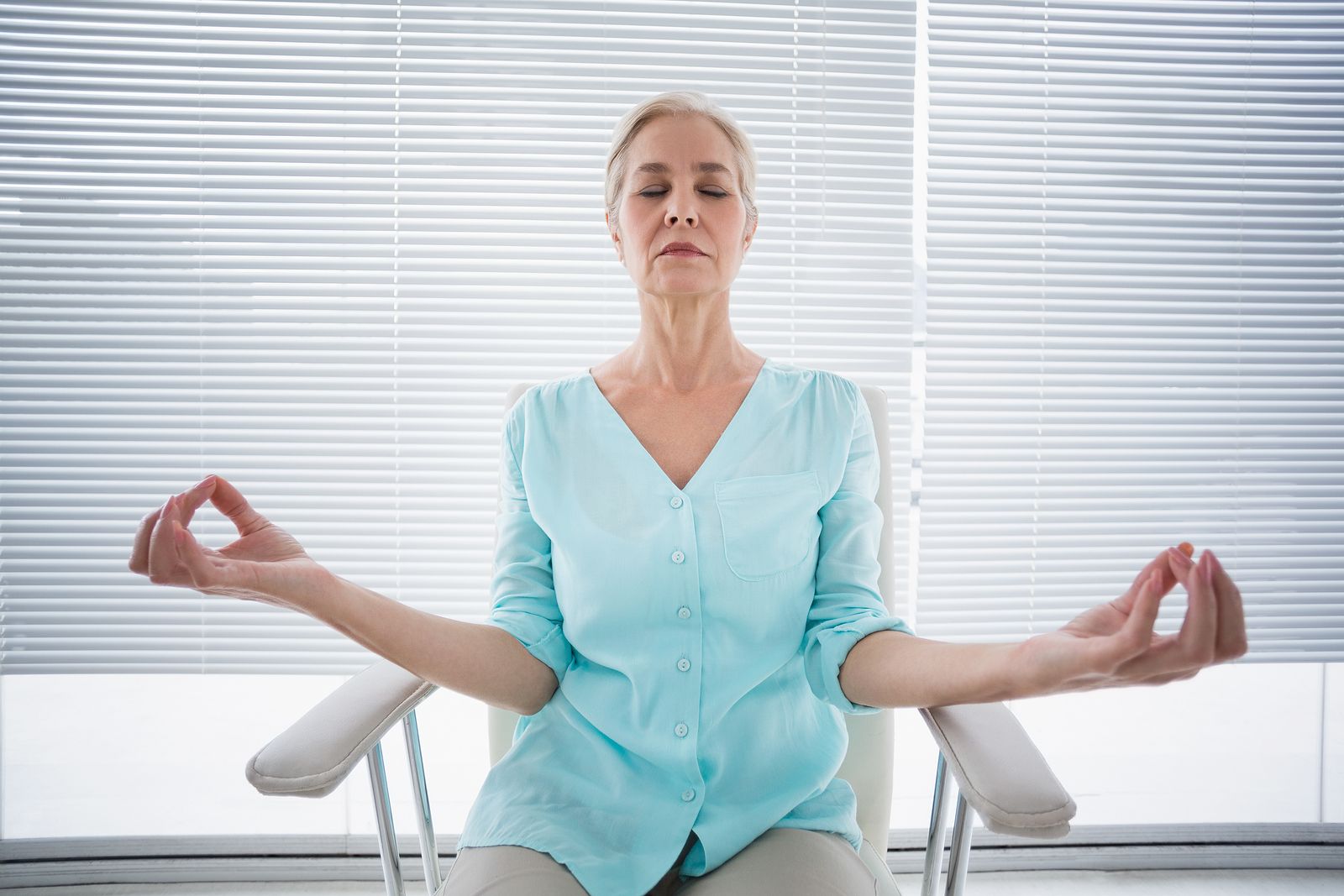 Yoga sentado en silla, una alternativa para los más mayores (Foto Bigstock)