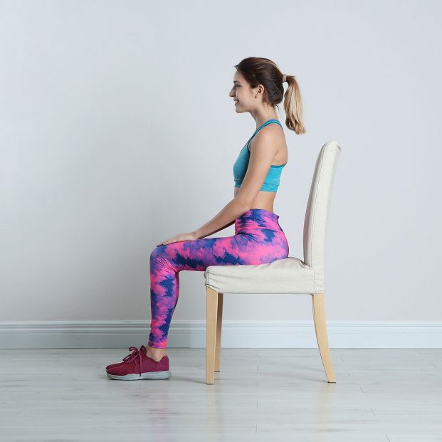 Yoga sentado en silla, una alternativa para los más mayores (Foto Bigstock) 5