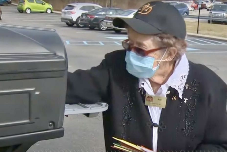 Captura del vídeo. Ruthie cogiendo las cartas del buzón.