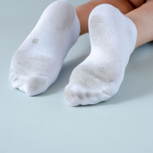 Trucos fáciles para quitar el aspecto oscurecido de los calcetines Foto: bigstock
