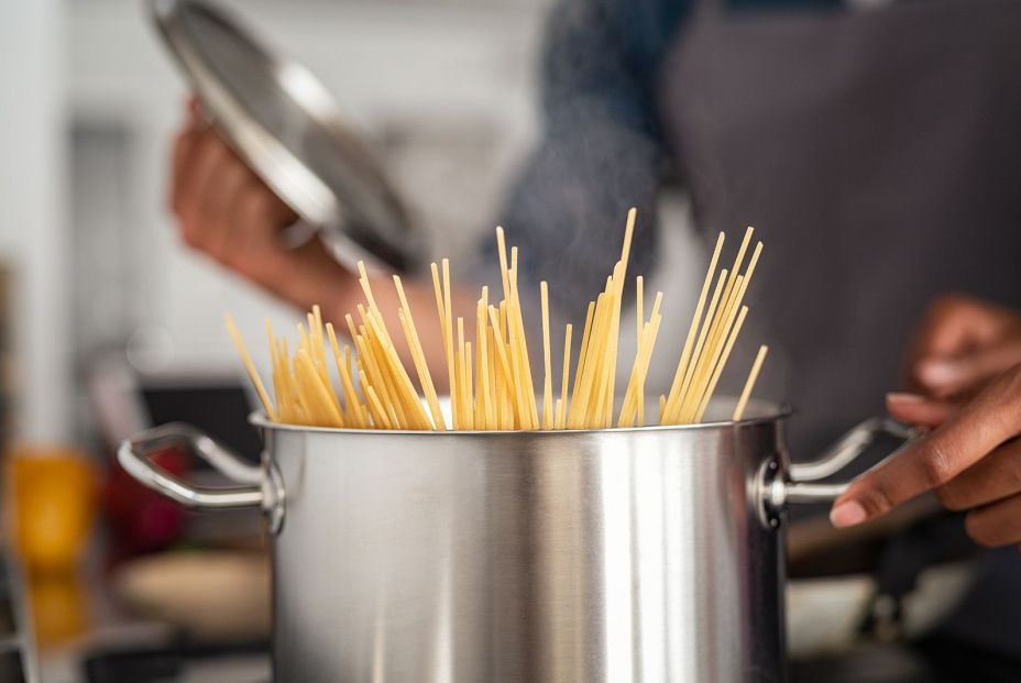 Agua de cocer la pasta para aliviar el dolor de pies y otras utilidades