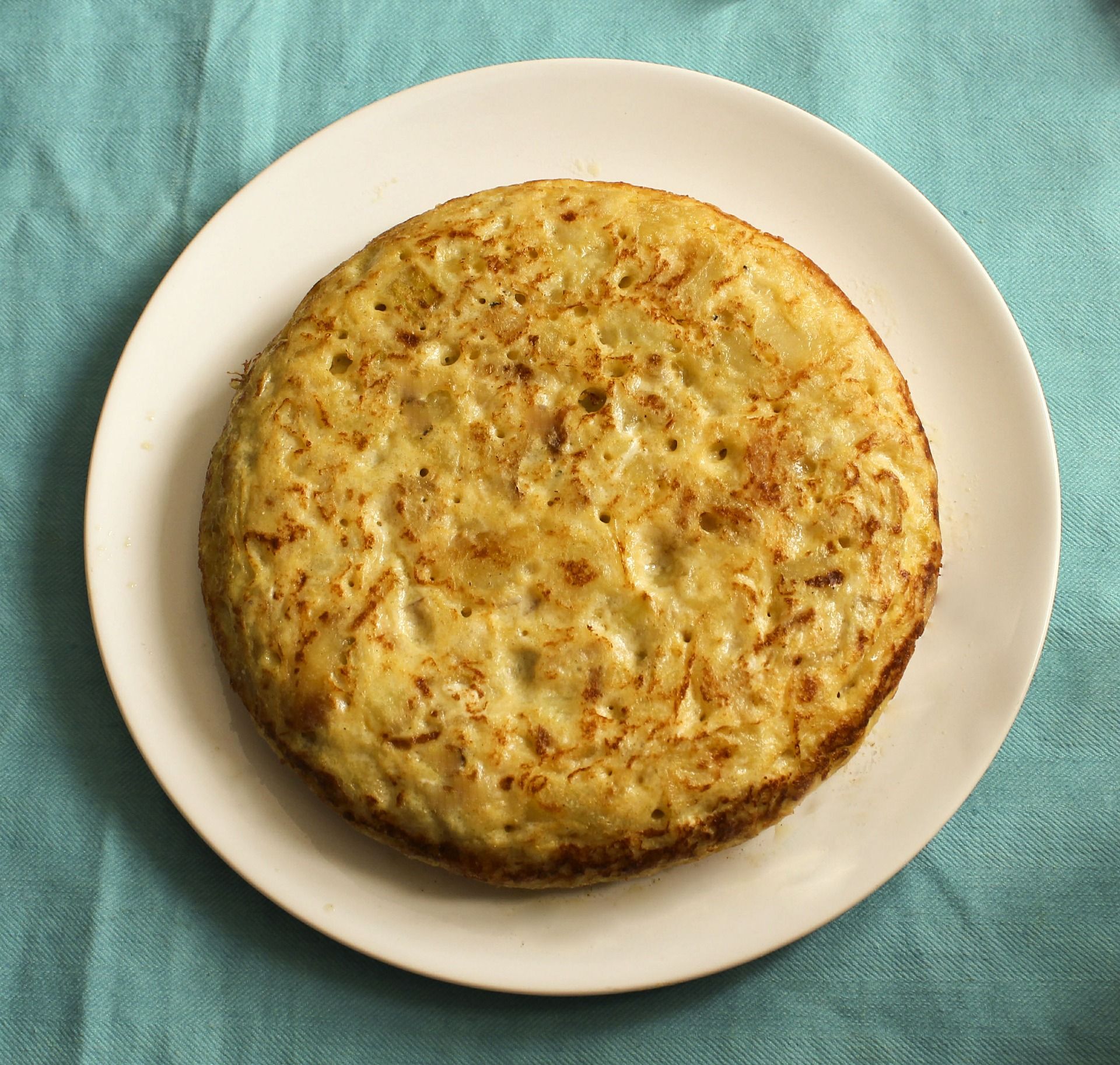 Consejos y trucos para darle la vuelta a la tortilla de patata sin que se rompa