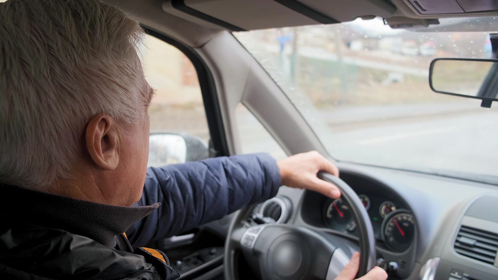 Respuesta de los mayores a la propuesta de limitar la edad para conducir: “Basta de discriminarnos"