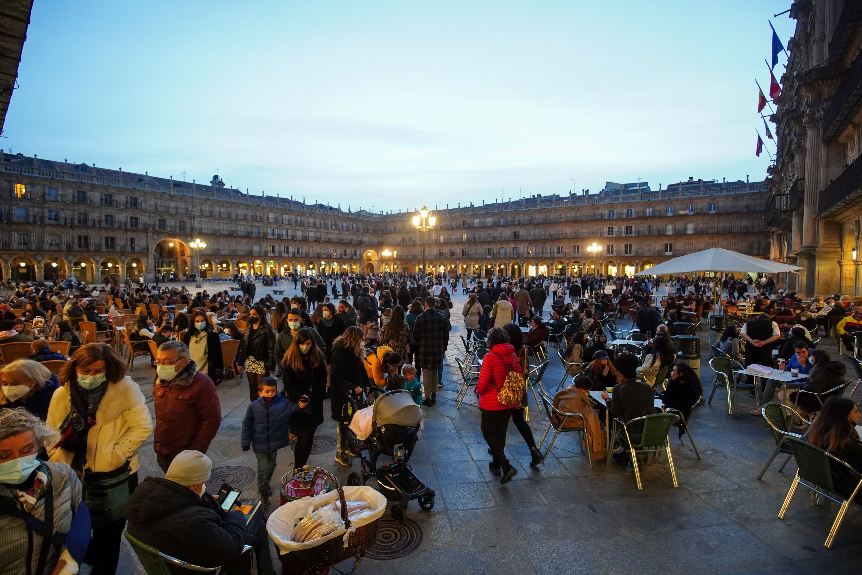 Estas son las personas con las que el Gobierno aconseja que te relaciones en Semana Santa