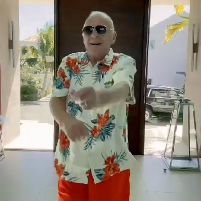 Anthony Hopkins, feliz y bailando merengue tras vacunarse contra el Covid