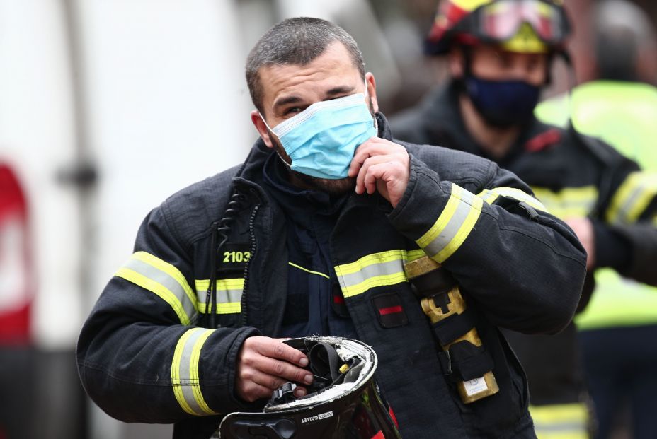 EuropaPress 3529328 bombero trabaja zona explosion ayer calle toledo madrid espana 21 enero