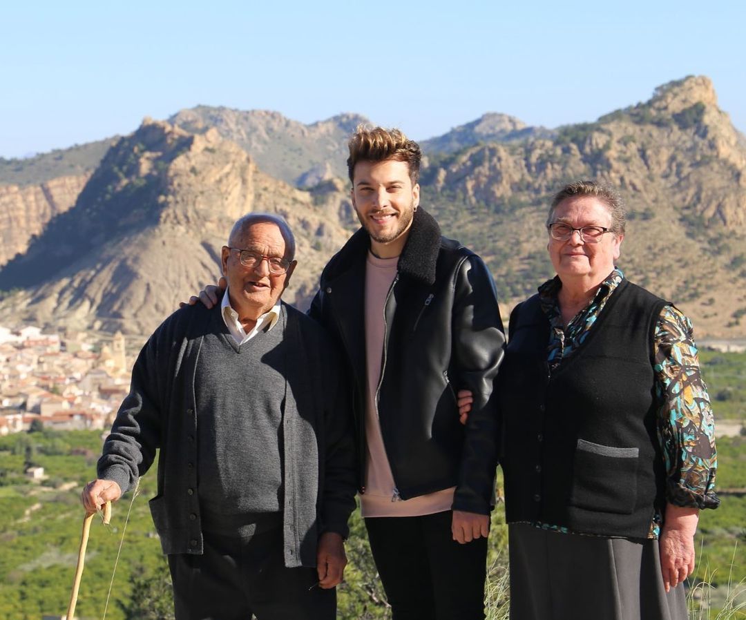 Blas Cantó y el homenaje a su abuela fallecida por coronavirus en el videoclip de 'Voy a quedarme'