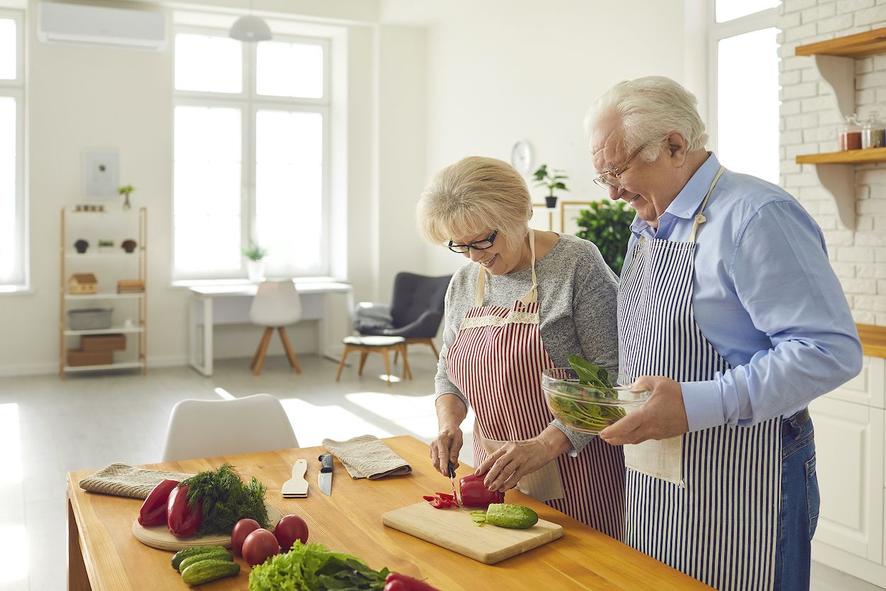 ¿Comer y cenar temprano adelgaza?