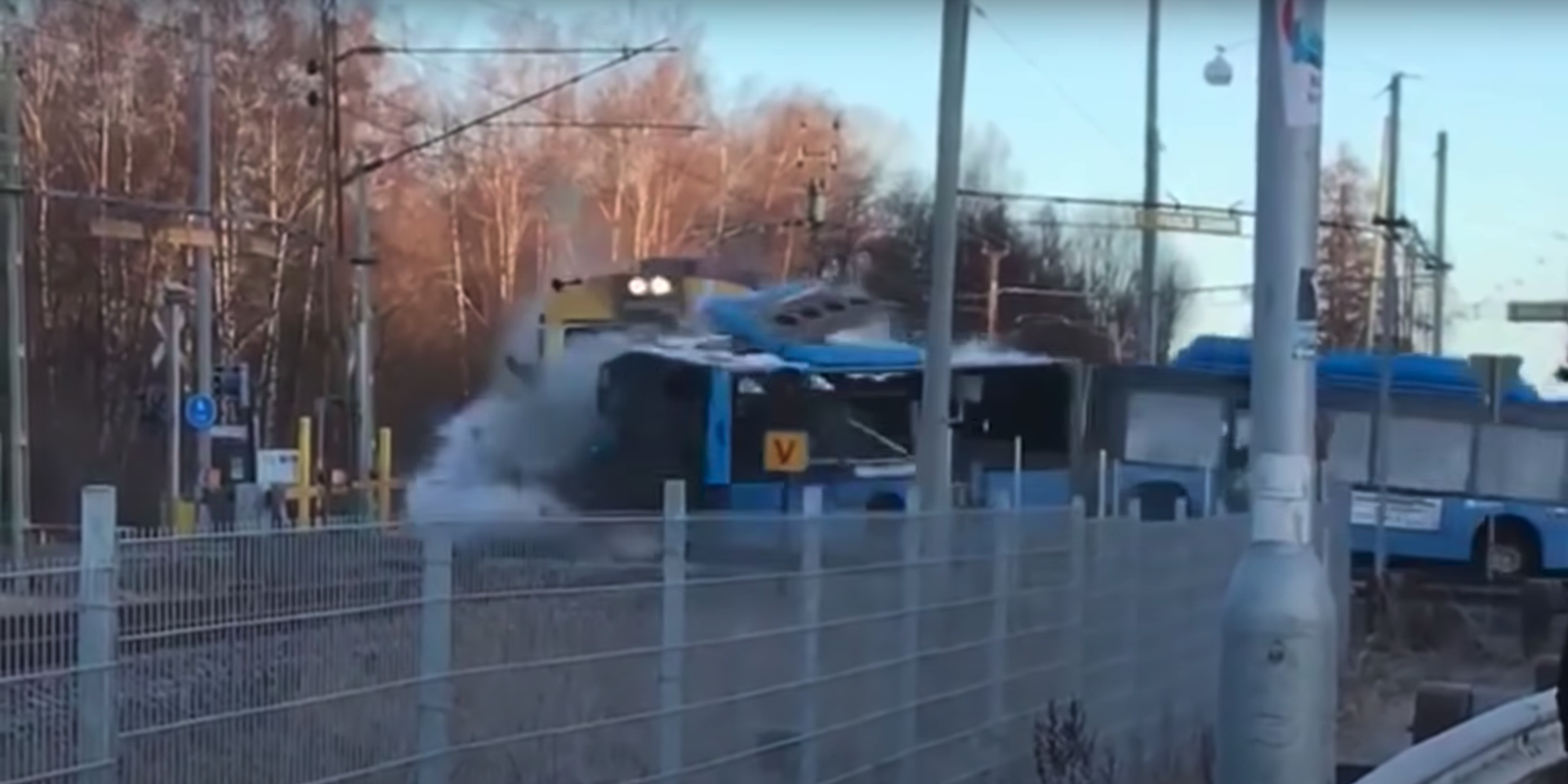 VÍDEO: El impresionante choque entre un tren y un autobús en Suecia