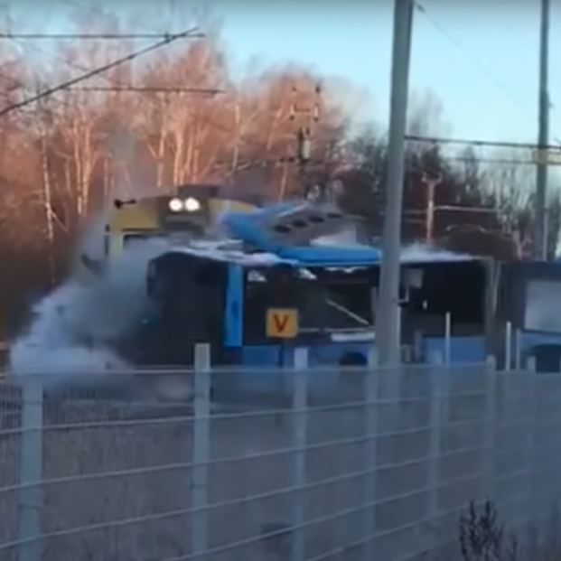 VÍDEO: El impresionante choque entre un tren y un autobús en Suecia