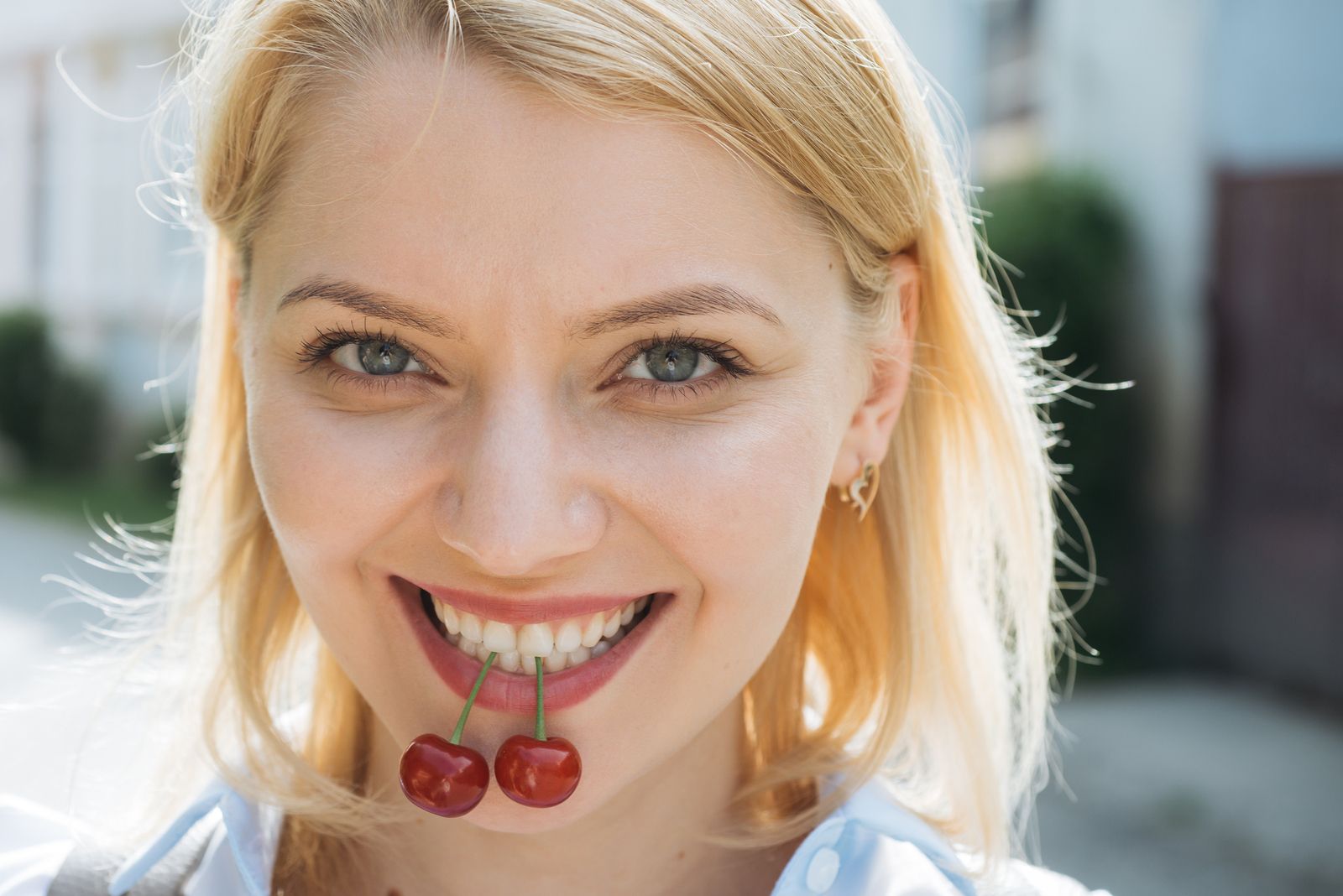 Alimentos que más ensucian los dientes. Mujer sonriendo