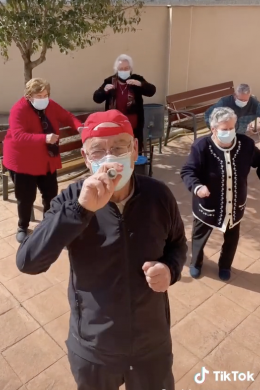 Abuelos tiktokers bailando