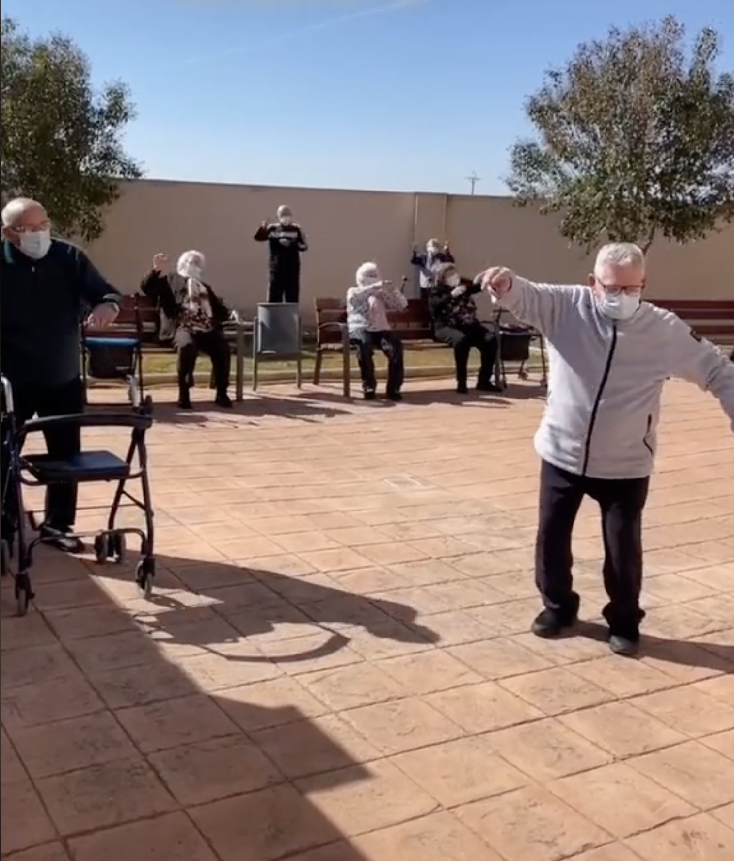 ‘Los abuelos tiktokers’ se vacunan y lo celebran con este vídeo que arrasa en Internet