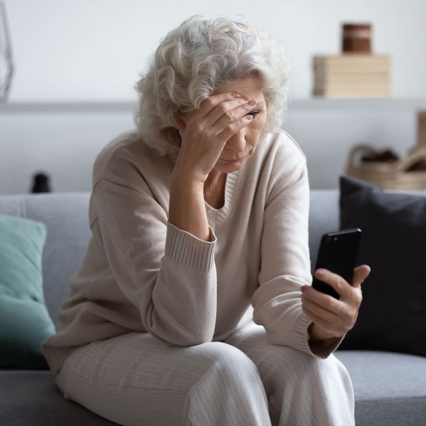 Mujer mirando el móvil.