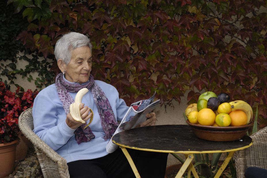 Mujer comiendo plátano.