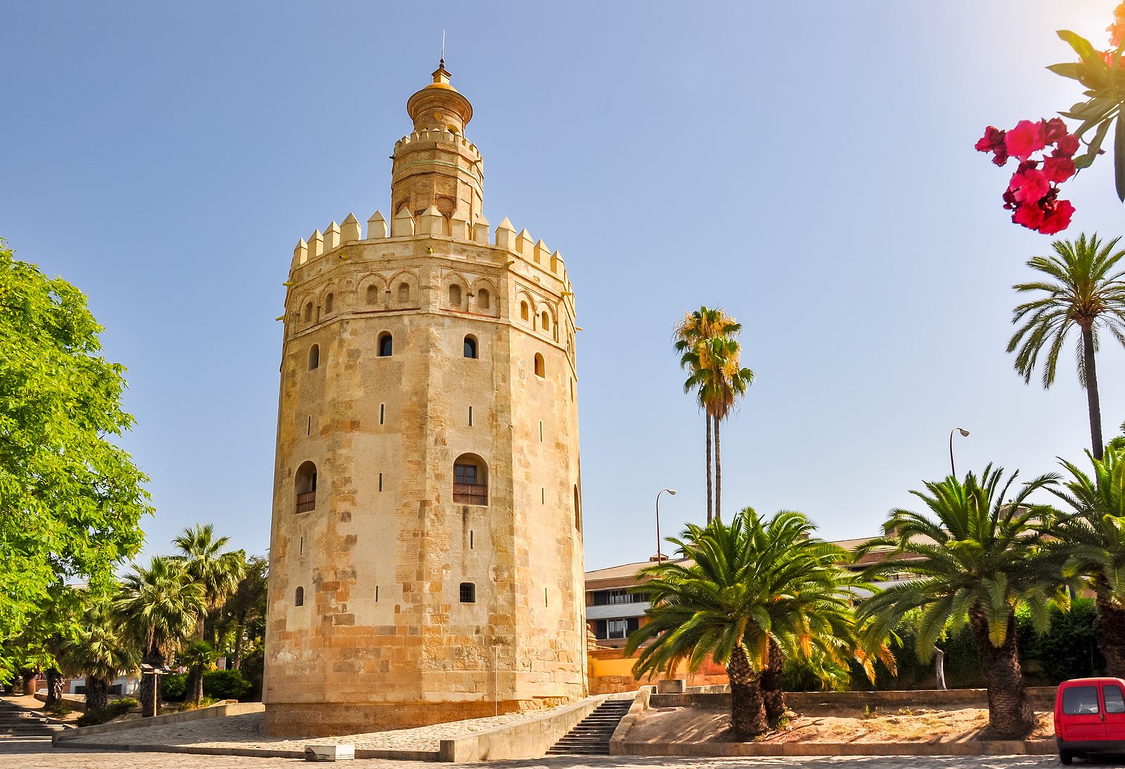 La Torre del Oro de Sevilla cumple 800 años: Visitamos los mejores monumentos de la capital andaluza