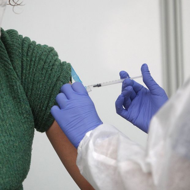 Expertos alertan: falsos cuidadores de dependientes quisieron vacunarse contra la Covid