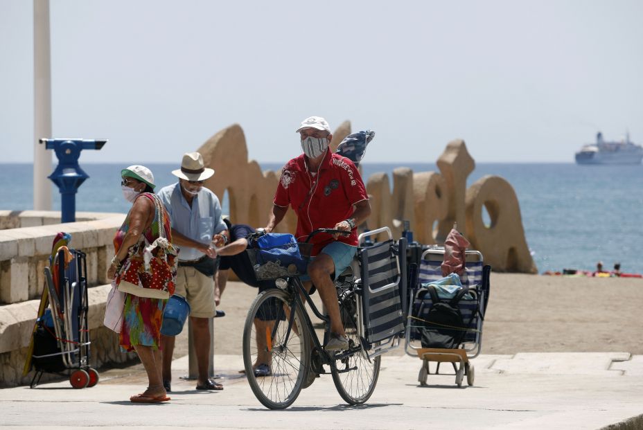 EuropaPress 3242255 banistas mascarillas playa malagueta malaga andalucia espana 19 julio 2020