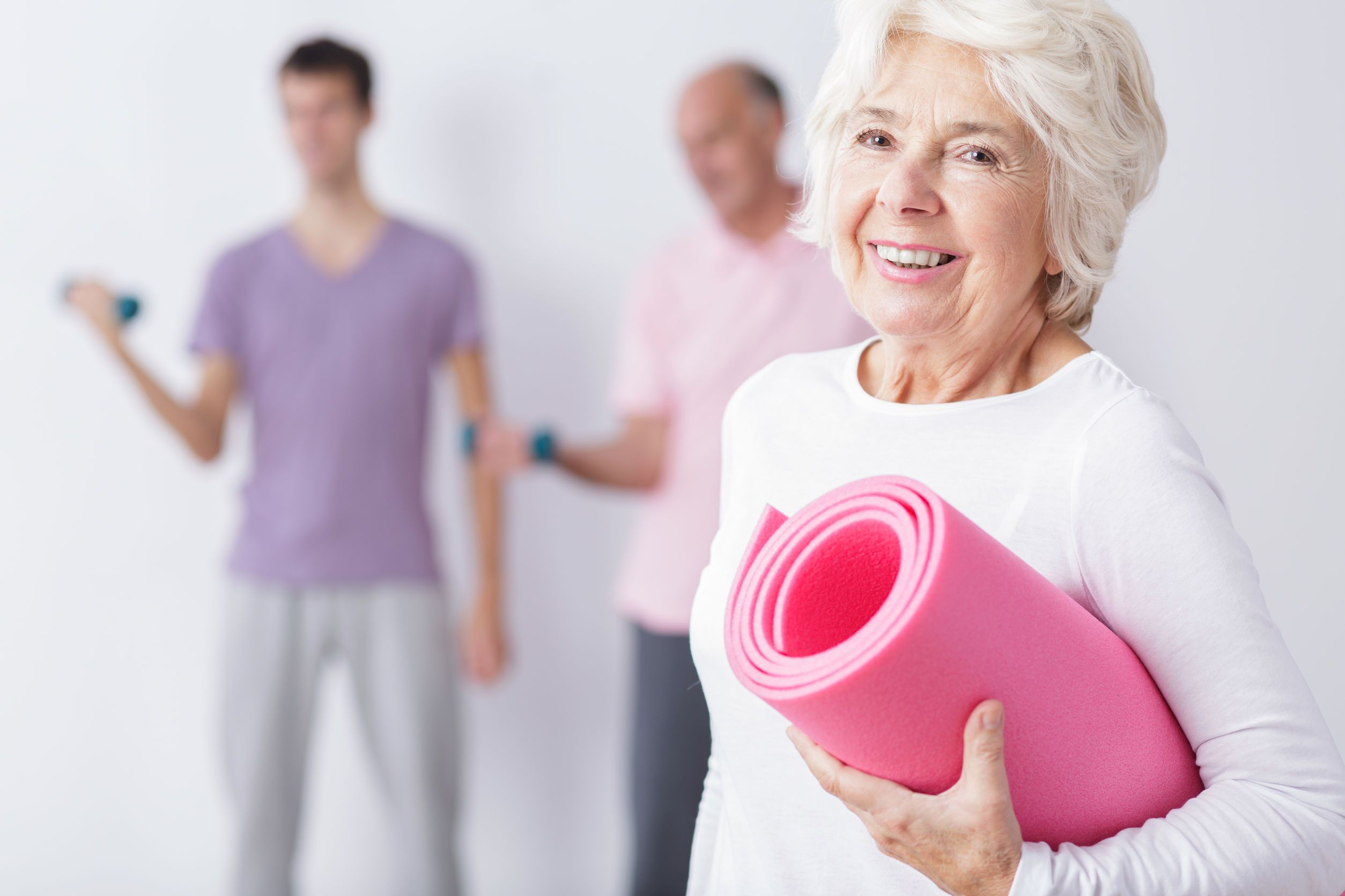 Persona mayor tras practicar ejercicio y deporte (Geriatel)