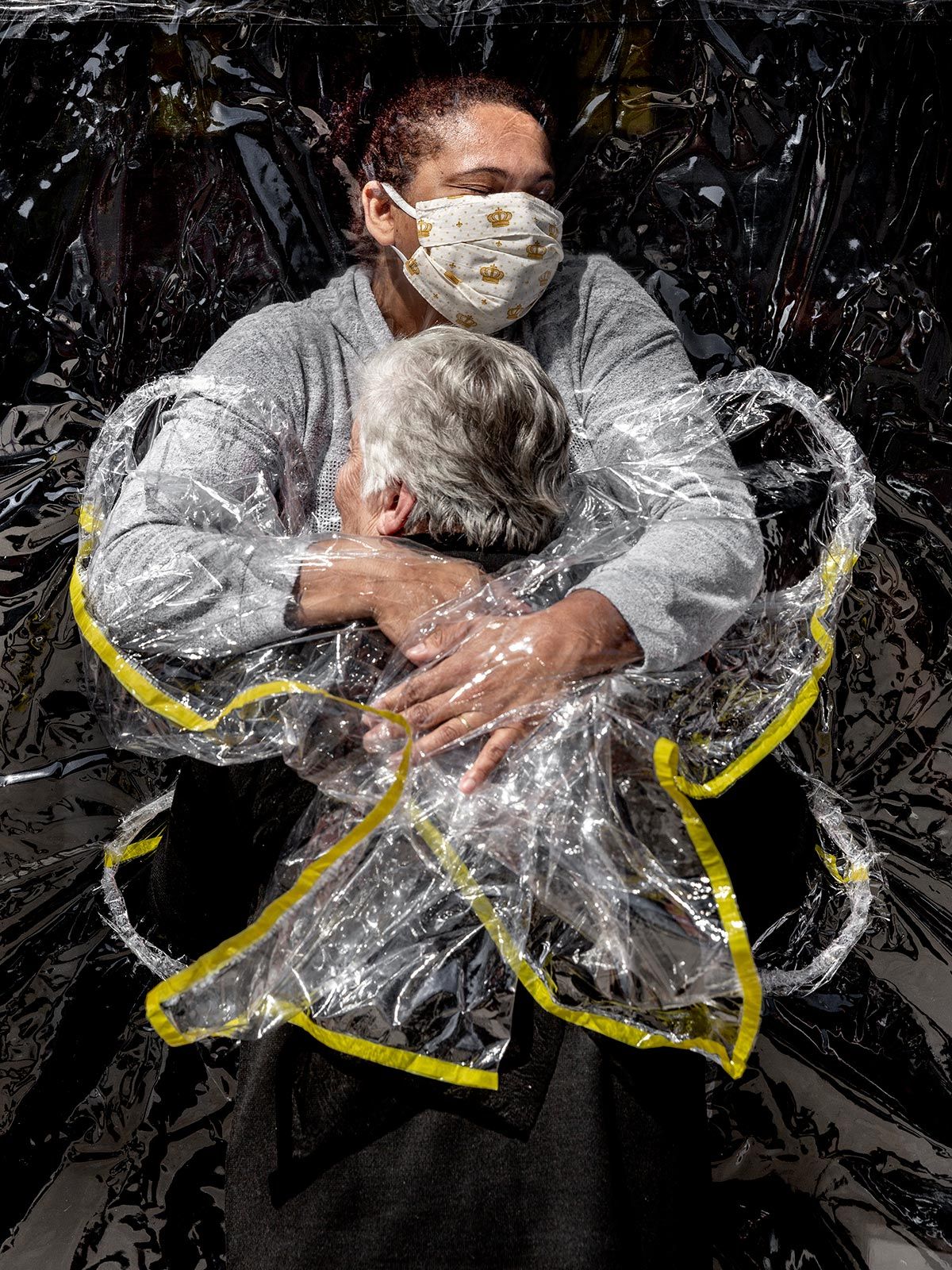 World Press Photo 2021: El primer abrazo de la pandemia, entre los nominados a foto del año