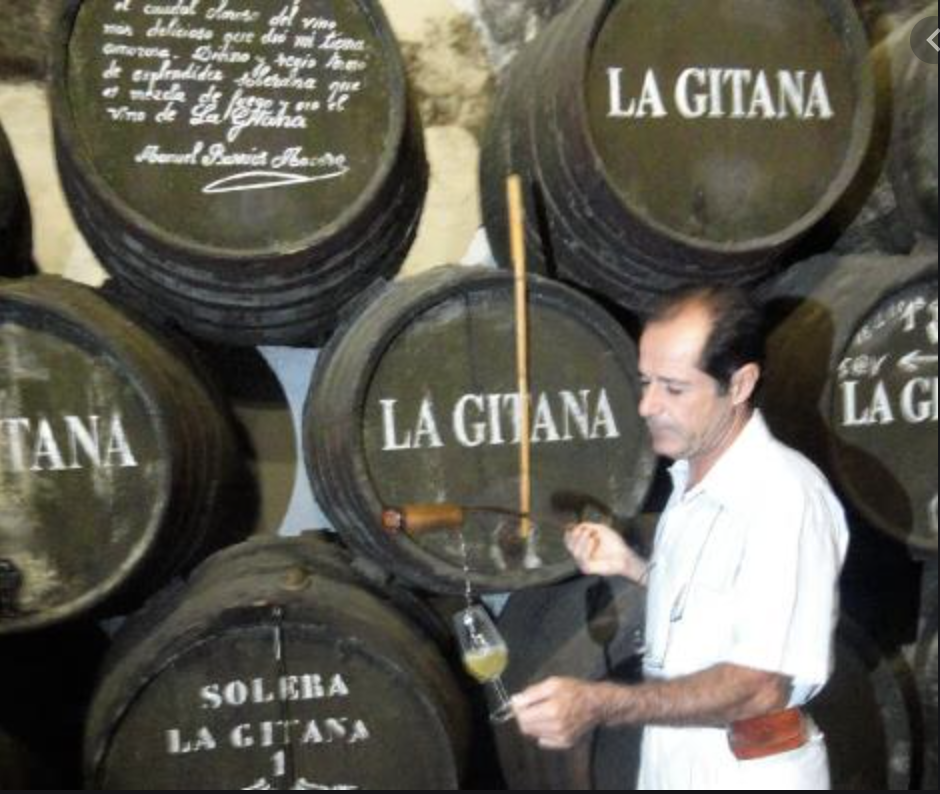 Javier Hidalgo con la venencia. Bodega Hidalgo La Gitana