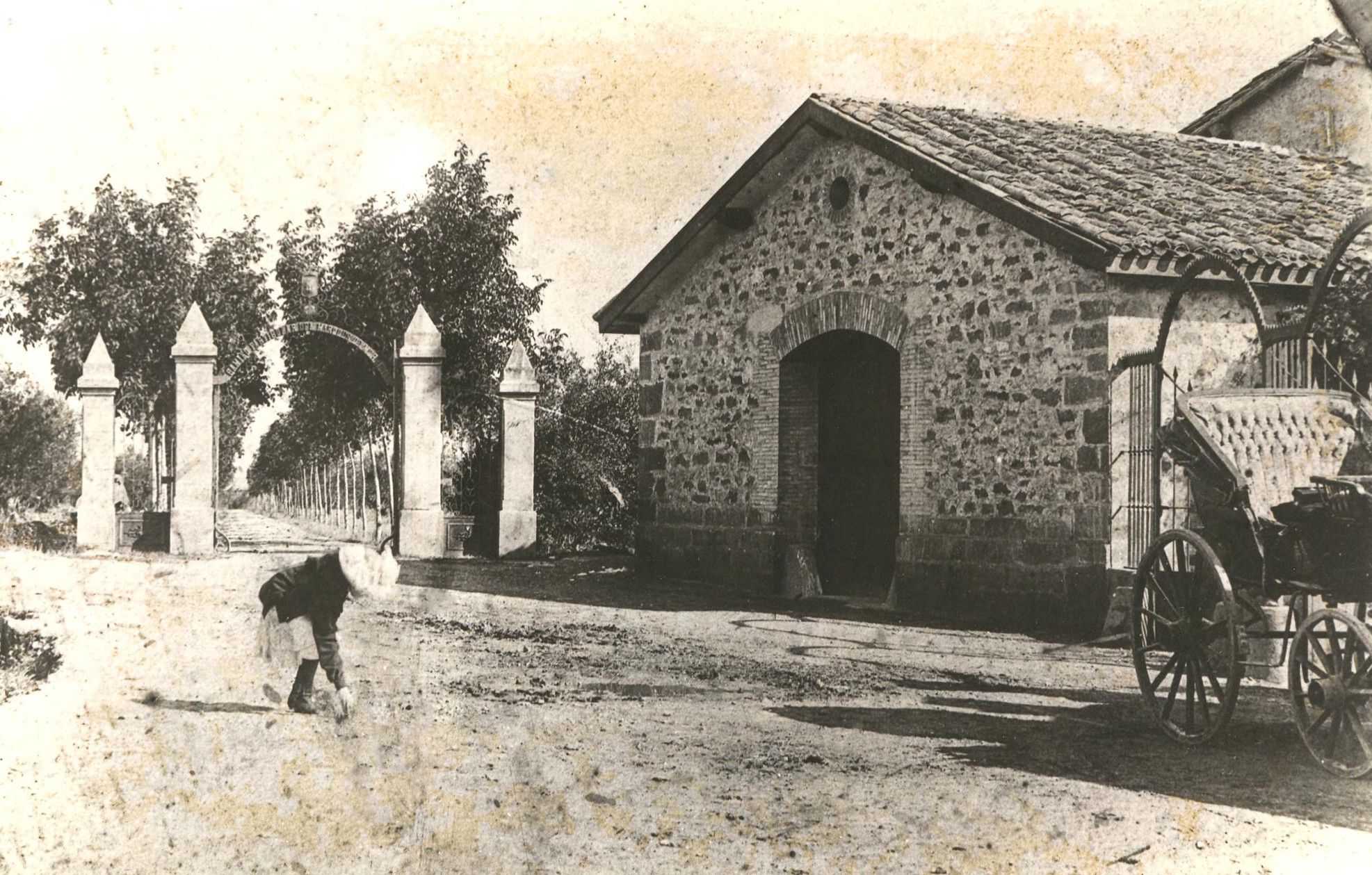 Antigua entrada del Marques niña y carro. Foto: Marqués de Murrieta