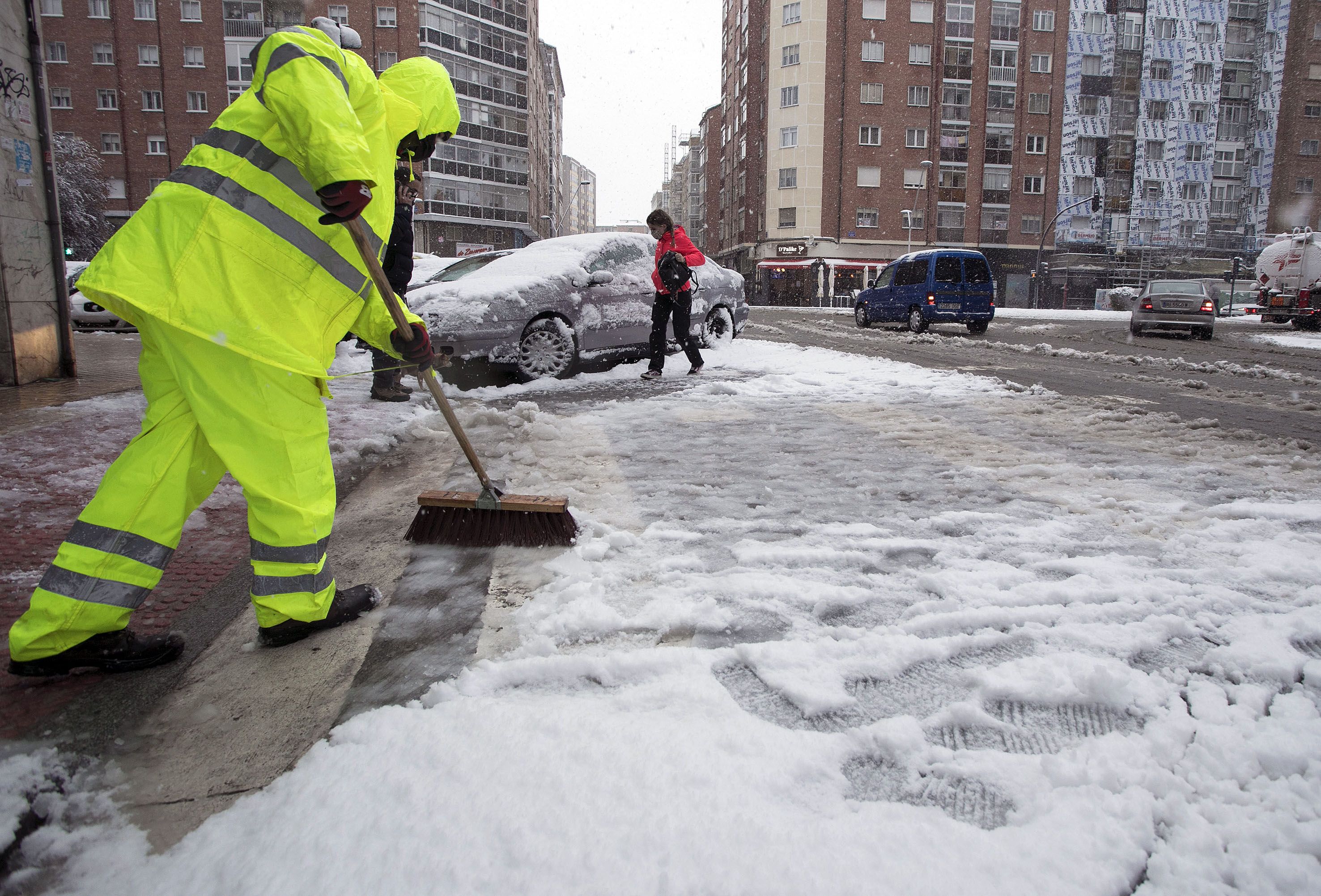 EuropaPress 3597063 empleado limpia via llena nieve burgos castilla leon espana marzo 2021