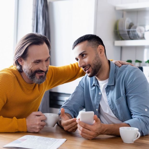padre e hijo hablando padre e hijo hablando