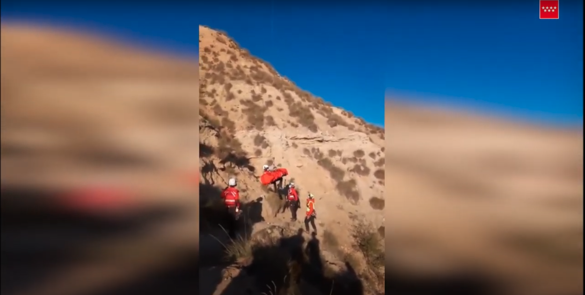 VÍDEO: Espectacular rescate tras la caída de un hombre por un terraplén mientras se hacía una foto