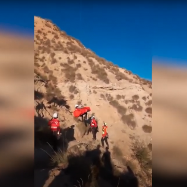 VÍDEO: Espectacular rescate tras la caída de un hombre por un terraplén mientras se hacía una foto