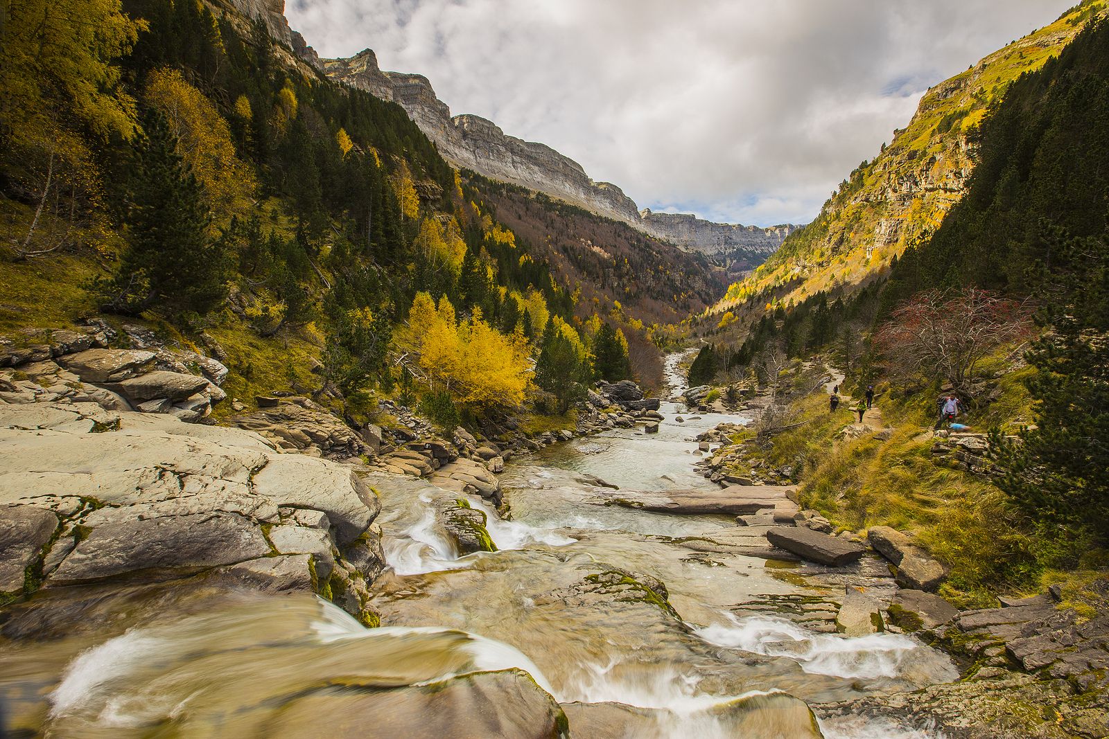 Descubre el Monte Perdido de los Pirineos, que incluye dos de los cañones más grandes y profundos de Europa (Foto Bigstock)