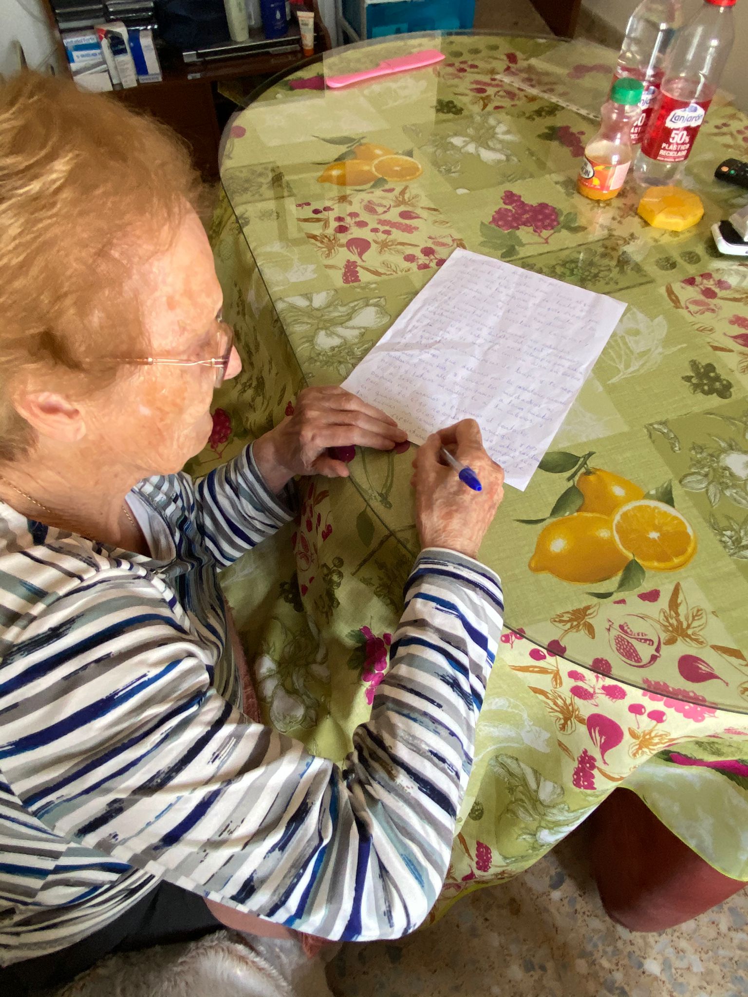 "Te sigo recordando amiga": cartas entre los mayores de un pueblo de Granada tras un año sin verse