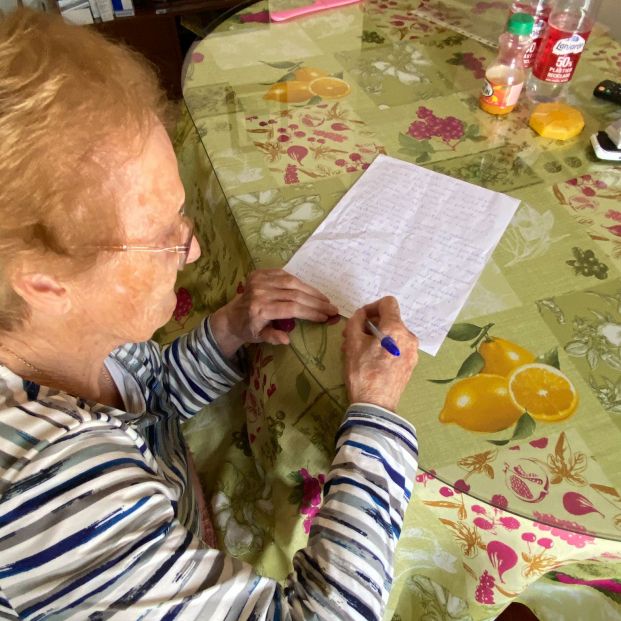 "Te sigo recordando amiga": cartas entre los mayores de un pueblo de Granada tras un año sin verse