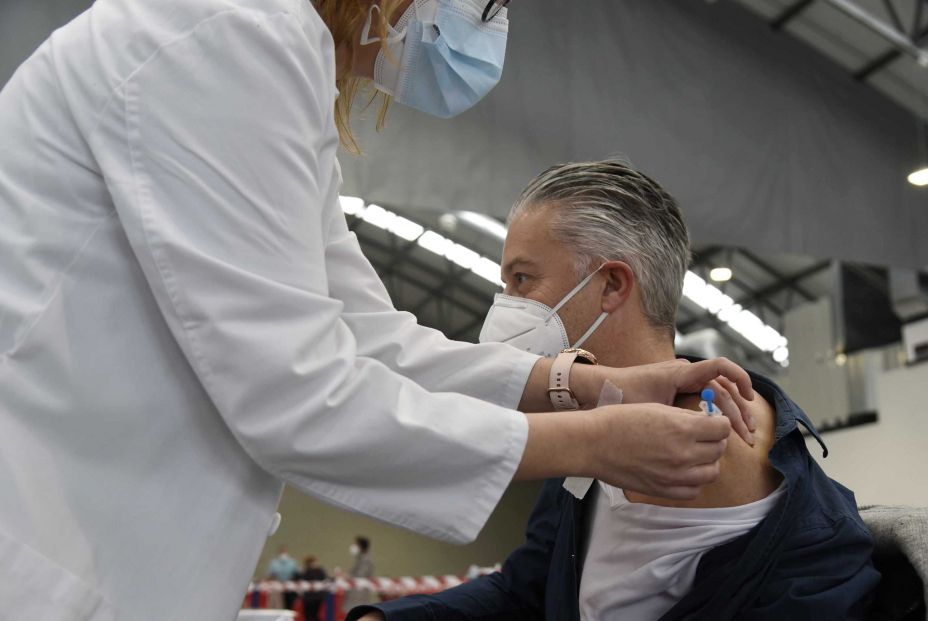 España suspende durante 15 días la vacunación con AstraZeneca España suspende durante 15 días la vacunación con AstraZeneca