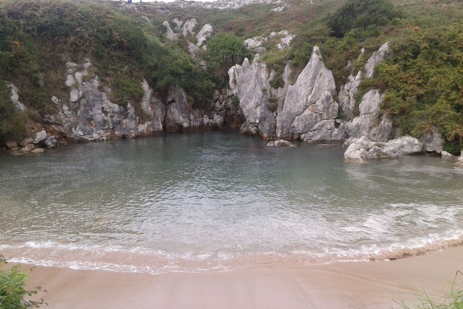 Playa de Gulpiyuri   panoramio (1)