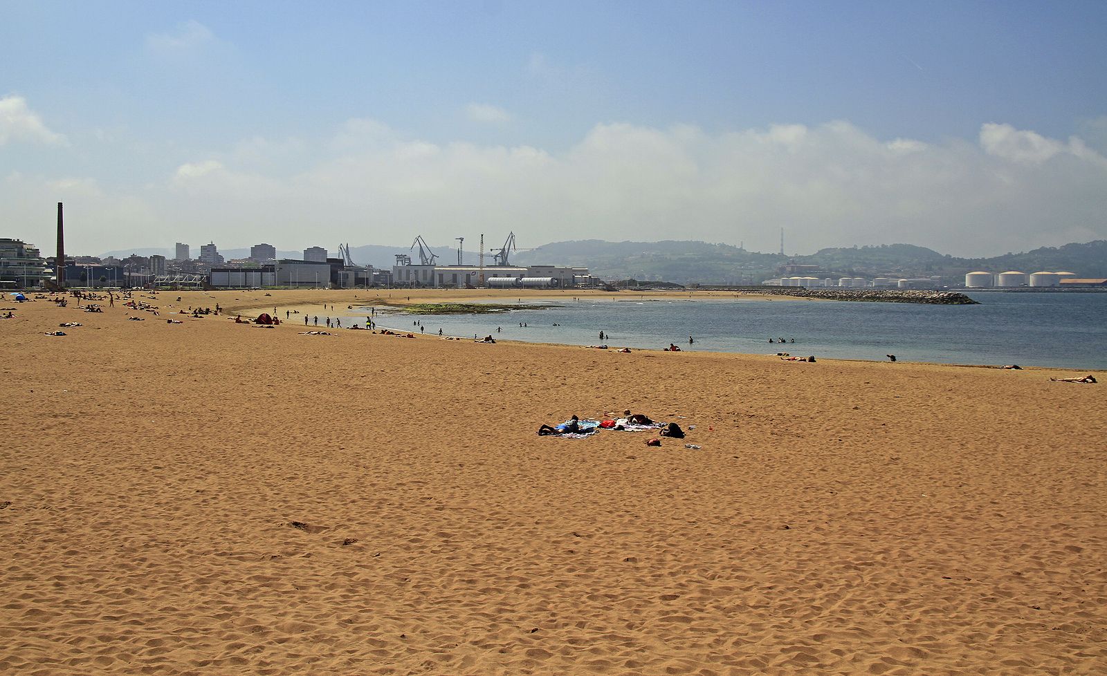 Aparecen gallinas decapitadas en la playa de Poniente de Gjón 