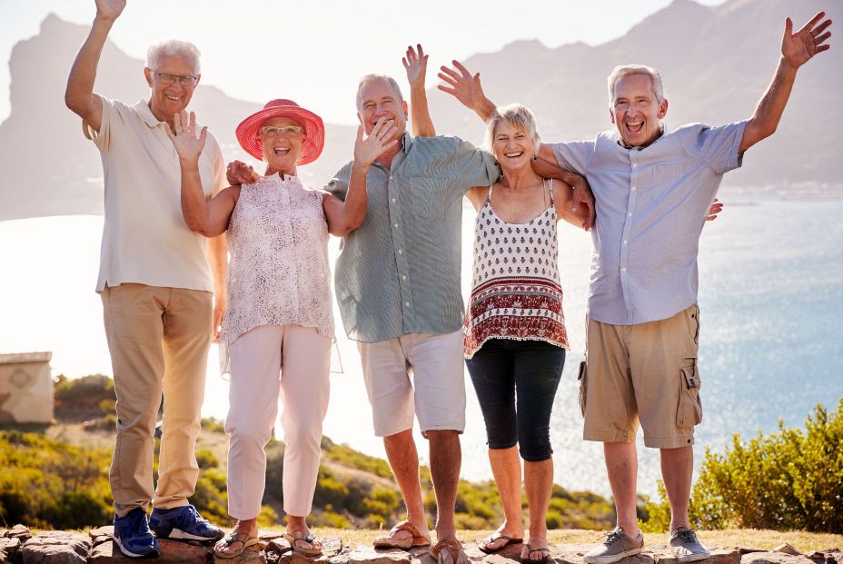 Grupo de turistas mayores divirtiéndose