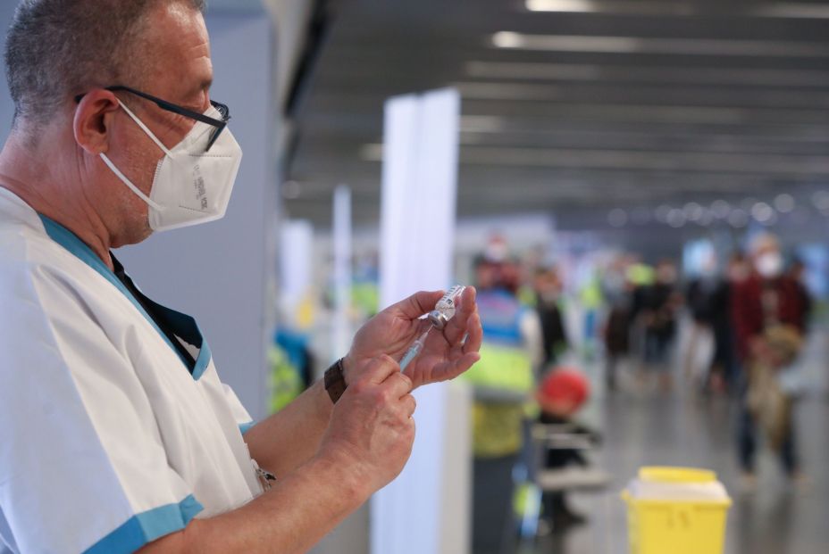 EuropaPress 3579843 sanitario prepara vacuna punto vacunacion contra covid 19 puesto marcha EuropaPress 3579843 sanitario prepara vacuna punto vacunacion contra covid 19 puesto marcha