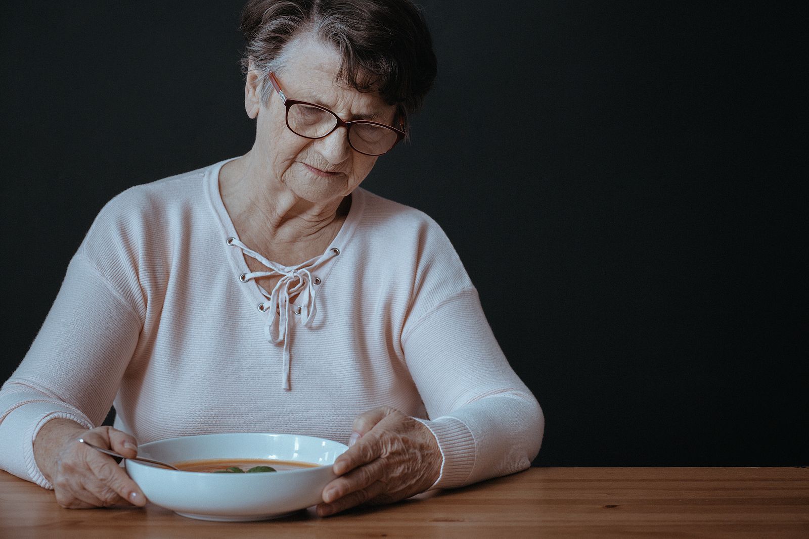 Así es la hiporexia, la pérdida de apetito que afecta a millones de personas mayores. Bigstock